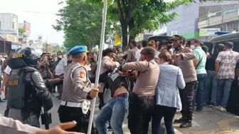 Eksekusi D'Caldera Coffe Medan Ricuh, Massa Bentrok dengan Polisi: Bawa yang Menghalangi