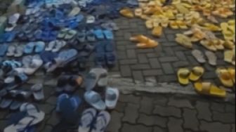 Unik, Sandal-Sandal di Masjid Ini Diatur Sesuai Warna