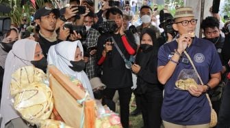 Sambangi UMKM di Gorontalo, Sandiaga Ditantang Buat Nama Kerupuk Ubi Milik Emak-emak