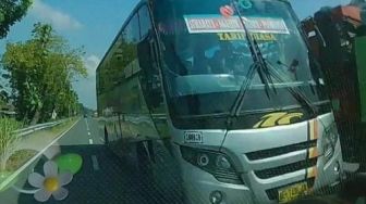 Viral Video Bus Neo Harapan Kebut-kebutan di Jalan Raya Balerejo Madiun