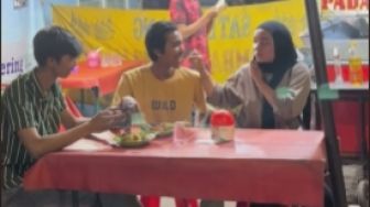 Prank Ambil Makanan Orang, Lihat Wanita Ini Bikin Sang Pria Salting