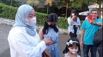 Hadiri Ultah Gala Sky, Puput Kenang Memori Bersama Vanessa Angel Setahun Lalu