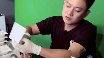 YouTuber Bobon Santoso Nekat Mukbang 3,6 Kilogram Natto, Netizen: Janji Gak Huek-huek?