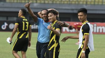 Sejumlah pesepak bola Timnas Malaysia U-19 melakukan selebrasi usai mengalahkan Timnas Vietnam U-19 dalam laga semifinal Piala AFF U19 2022 di Stadion Patriot Chandrabhaga, Bekasi, Jawa Barat, Rabu (13/7/2022).  [Antara Foto]
