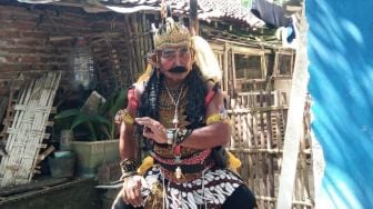 Kisah Yanto Sosok Pak Ogah di Jalan Parangtritis yang Viral Kenakan Kostum Gatotkaca