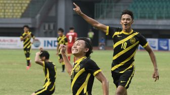 Sejumlah pesepak bola Timnas Malaysia U-19 melakukan selebrasi usai mengalahkan Timnas Vietnam U-19 dalam laga semifinal Piala AFF U19 2022 di Stadion Patriot Chandrabhaga, Bekasi, Jawa Barat, Rabu (13/7/2022).  [Antara Foto]
