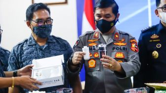 Karopenmas Polri Brigjen Pol Ahmad Ramadhan menunjukkan barang bukti berupa bong atau alat hisa saat memberikan keterangan pers terkait kasus narkoba di Gedung BNN RI, Cawang, Jakarta Timur, Kamis (14/7/2022). [Suara.com/Alfian Winanto]