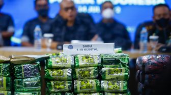 Barang bukti narkoba jenis sabu seberat 1,19 kuintal ditunjukkan saat pengungkapan kasus di Gedung BNN RI, Cawang, Jakarta Timur, Kamis (14/7/2022). [Suara.com/Alfian Winanto]