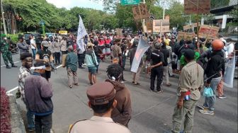 Kembali Demo di Renon, Puluhan Elemen Masyarakat Papua di Bali Tolak 3 Provinsi Baru