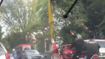 Viral Aksi Para Pemuda Lawan Arus saat Kendarai Sepeda Motor hingga Robohkan Traffic Cone