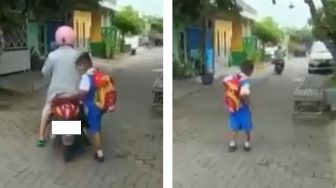 Kocak! Gegara Tepuk Jok Motor sebelum Naik, Bocah Ini Malah Ditinggal Emaknya ke Sekolah