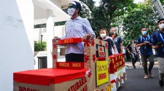 Sejumlah massa melakukan aksi unjuk rasa di depan Kantor Komnas HAM, Menteng, Jakarta Pusat, Kamis (14/7/2022). [Suara.com/Alfian Winanto]