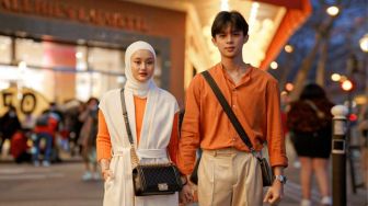 5 Inspirasi Outfit Couple ala Dinda Hauw dan Rey Mbayang, Korean Vibes Banget
