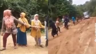 Emak-emak Tarik Bus Mandek di Jalanan Lumpur, Sambil Berikan Sindiran Menohok ke Pejabat, Publik: Keren Mak!