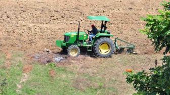 Bertandang ke Salah Satu Kampung Berseri Astra di Gorontalo, Menparekraf Andalkan Traktor Sawah