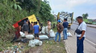 Truk Pengangkut Kopi Terguling di Bypass, Sopir Alami Patah Kaki