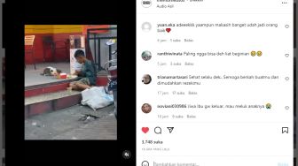 Bocah Berbagi Makanan dengan Kucing, Publik Terharu dan Langsung Sayang