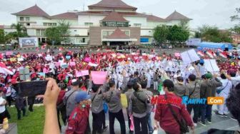 Kepung Kantor Bupati Tasikmalaya, Ribuan Dokter, Perawat, Bidan dan Apoteker Minta Diangkat Jadi P3K