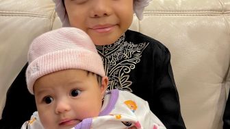 Ikut Arisan Geng Cendol, Baby Ameena Tampil Gemas Pakai Jumpsuit saat Digendong Mama Gigi