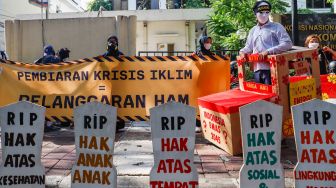 Sejumlah massa melakukan aksi unjuk rasa di depan Kantor Komnas HAM, Menteng, Jakarta Pusat, Kamis (14/7/2022). [Suara.com/Alfian Winanto]