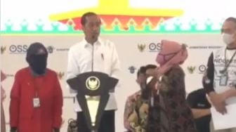 Detik-detik Presiden Jokowi Dimarahi Emak-emak yang Belum Dapat Bantuan: Saya Rondo Lho Pak, Anak Tiga