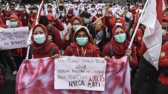 Ribuan Tenaga Kesehatan (Nakes) menggelar aksi unjuk rasa di kantor Bupati Tasikmalaya di Jalan Raya Bojongkoneng Kecamatan Singaparna, Jawa Barat, Kamis (14/7).  ANTARA FOTO/Adeng Bustomi