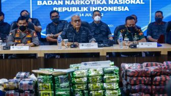 (dari kiri) Karopenmas Polri Brigjen Pol Ahmad Ramadhan, Deputi Pemberantasan BNN RI Irjen Pol. Drs. Kenedy dan Wakil Komandan Pusat Polisi Militer TNI Brigjen TNI Salidin saat memberikan keterangan pers terkait kasus narkoba di Gedung BNN RI, Cawang, Jakarta Timur, Kamis (14/7/2022). [Suara.com/Alfian Winanto]