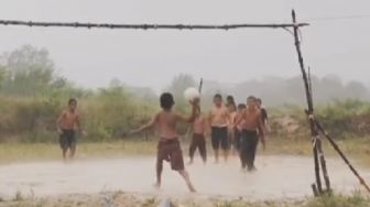 Anak 90-an Pasti Terkenang, Viral Video Bocah Asyik Main Bola di Tanah Lapang, Publik: Adzan Magrib Tanda Selesai