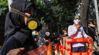 Sejumlah massa melakukan aksi unjuk rasa di depan Kantor Komnas HAM, Menteng, Jakarta Pusat, Kamis (14/7/2022). [Suara.com/Alfian Winanto]