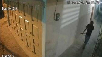 Terekam CCTV, Aksi Pria Bawa Parang Mau Merampok Kos-kosan Cewek di Pekanbaru