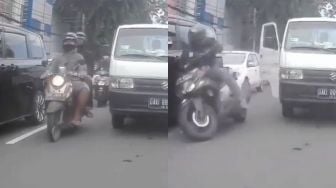 Bahaya! Penumpang Sembarangan Buka Pintu Mobil di Tengah Jalan Raya, Pengendara Sepeda Motor Dibuat Celaka