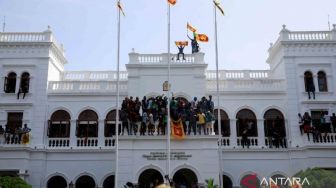 Rakyat Sri Lanka Sambut Pengunduran Diri Presiden dengan Berpesta dan Ejekan Rajapaksa