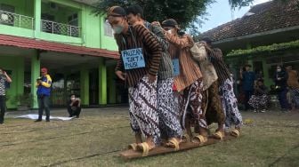 Lestarikan Budaya Jawa, SMK N 1 Pundong Ajak Siswa Main Ketapel hingga Bakiak di Penutupan MPLS