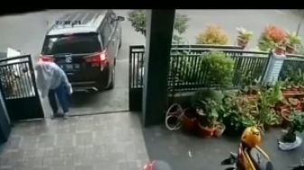 Apes! Wanita Ini Ditinggal Mobil Keluarga Usai Tutup Pagar Rumah, Netizen: Yang Bawa Mobil Nggak Lihat Spion!
