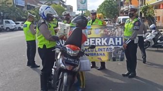 Pengendara di Jembrana Kaget Dicegat Karena Razia Malah Dapat Sembako