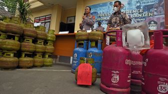 Polisi memperlihatkan barang bukti penyalahgunaan gas LPG bersubsidi saat ekspos di Mapolda Banten, di Serang, Jumat (15/7/2022). ANTARA FOTO/Asep Fathulrahman