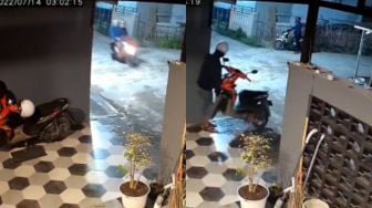 Garasi Tanpa Pagar, Maling Gondol Motor dengan Cara Tak Terduga, Aksinya Terekam CCTV