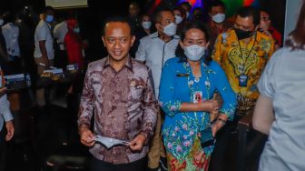 Menteri Investasi Bahlil Lahadalia usai melakukan peninjauan lapangan kegiatan usaha Holywings Group di Gunawarman, Jakarta Selatan, Jumat (15/7/2022). [Suara.com/Alfian Winanto] 