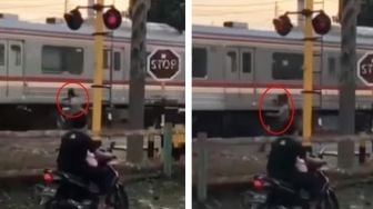 Pria Bertelanjang Dada Terciduk Lempar Batu Berkali-kali ke KRL, Malah Cuma Jadi Tontonan Warga