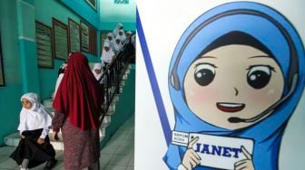 Sejumlah siswa baru kelas satu sekolah dasar mengikuti perkenalan lingkungan pada hari pertama masuk sekolah di SDN-1 Lhokseumawe, Aceh, Jumat (15/7/2022).  ANTARA FOTO/Rahmad