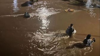 Pemkot Tangerang Pasang Kisdam 30 Meter Atasi Tanggul Jebol di Pinang