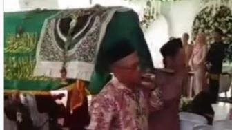 Video Viral Rombongan Penggotong Jenazah Lewat di Tengah Pesta Pernikahan