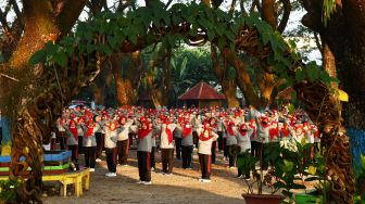 Warga lanjut usia (lansia) mengikuti senam bersama di Kota Madiun, Jawa Timur, Jumat (15/7/2022).  ANTARA FOTO/Siswowidodo