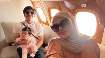 Adu Gaya Kacamata Aurel Hermansyah dan Atta Halilintar saat Liburan, Mahal Punya Siapa?