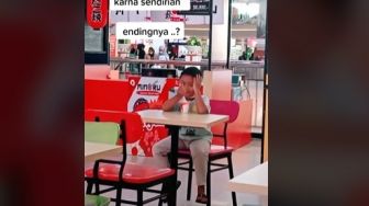 Direkam saat Asyik Makan Es Krim Sendirian, Pas Sadar Kamera Reaksi Bocah Ini Bikin Meleyot