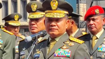 HUT TNI ke-77, Jenderal Dudung Beri Penghargaan ke Empat Prajurit TNI