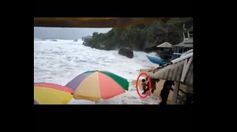 Viral, Detik-detik Ombak Terjang Wisatawan di Pantai Sundak: Anaknya Jadi Tumbal