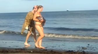 Video Viral Cewek Bule Jalan-jalan Pakai Bikini di Aceh, Warganet: Dia Kira Bali....