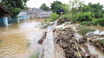 Pemkot Tangerang Perbaiki Tanggul Kali Angke yang Jebol Akibat Banjir