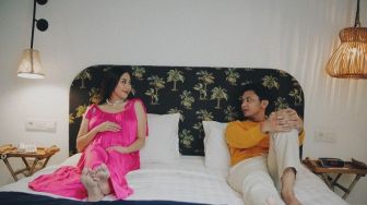 5 Potret Maternity Shoot Winona Willy, Adik Nikita Willy yang Menggunakan Konsep Putih-putih